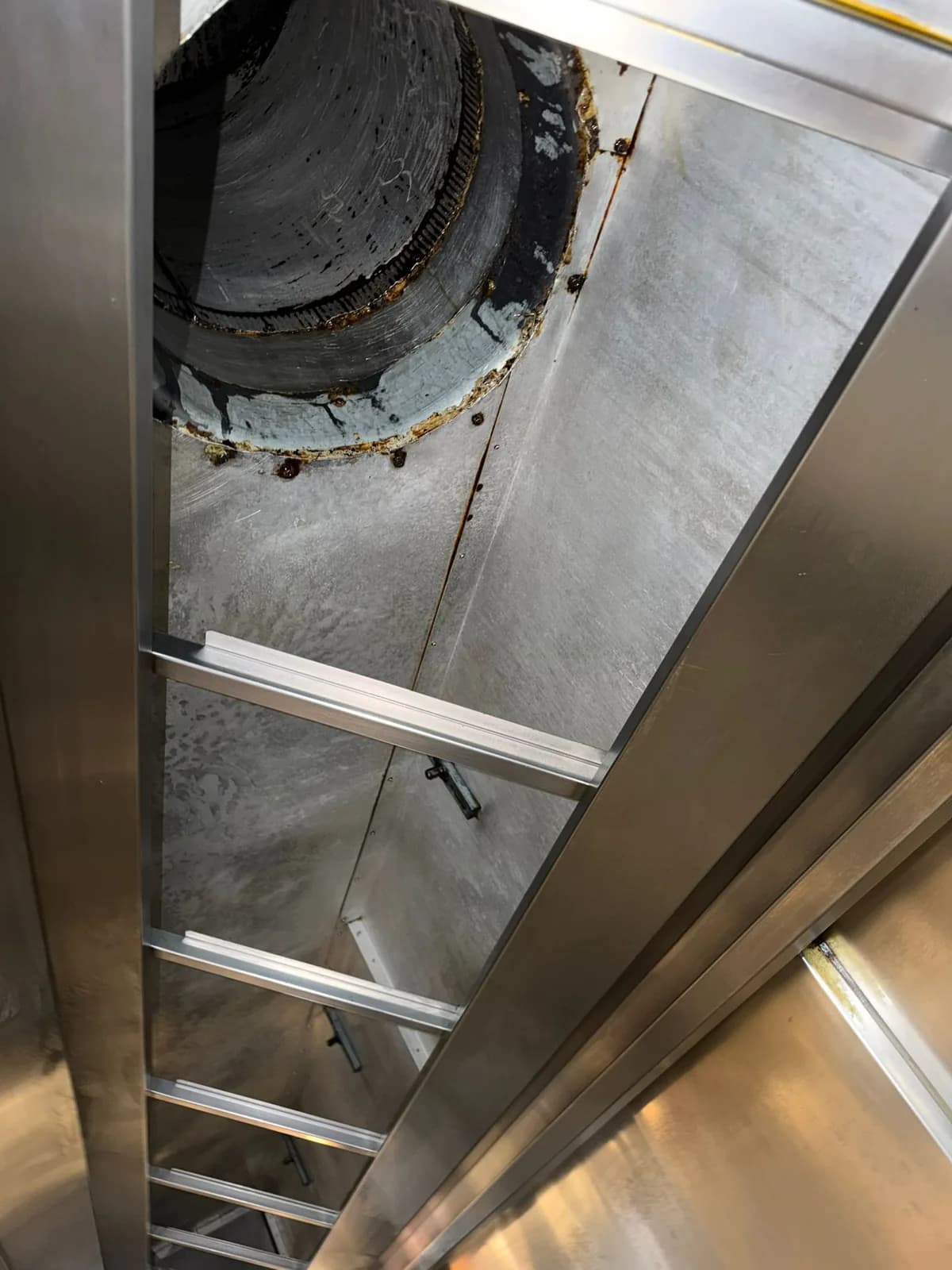 Grease duct after professional cleaning by Luchtreiniger Pro.