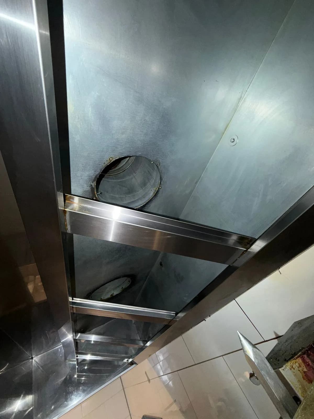 Extraction hood and duct after technical cleaning by Luchtreiniger Pro.