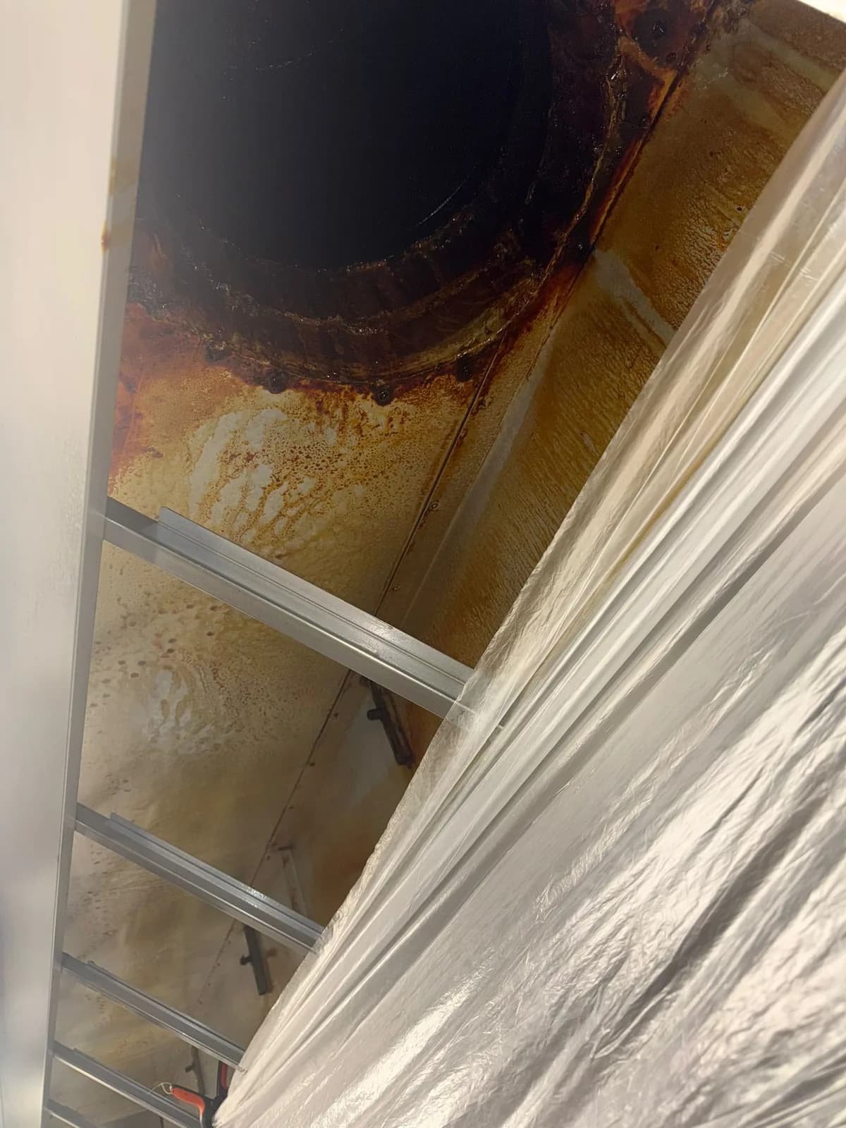 Grease duct with visible grease buildup before professional cleaning by Luchtreiniger Pro.