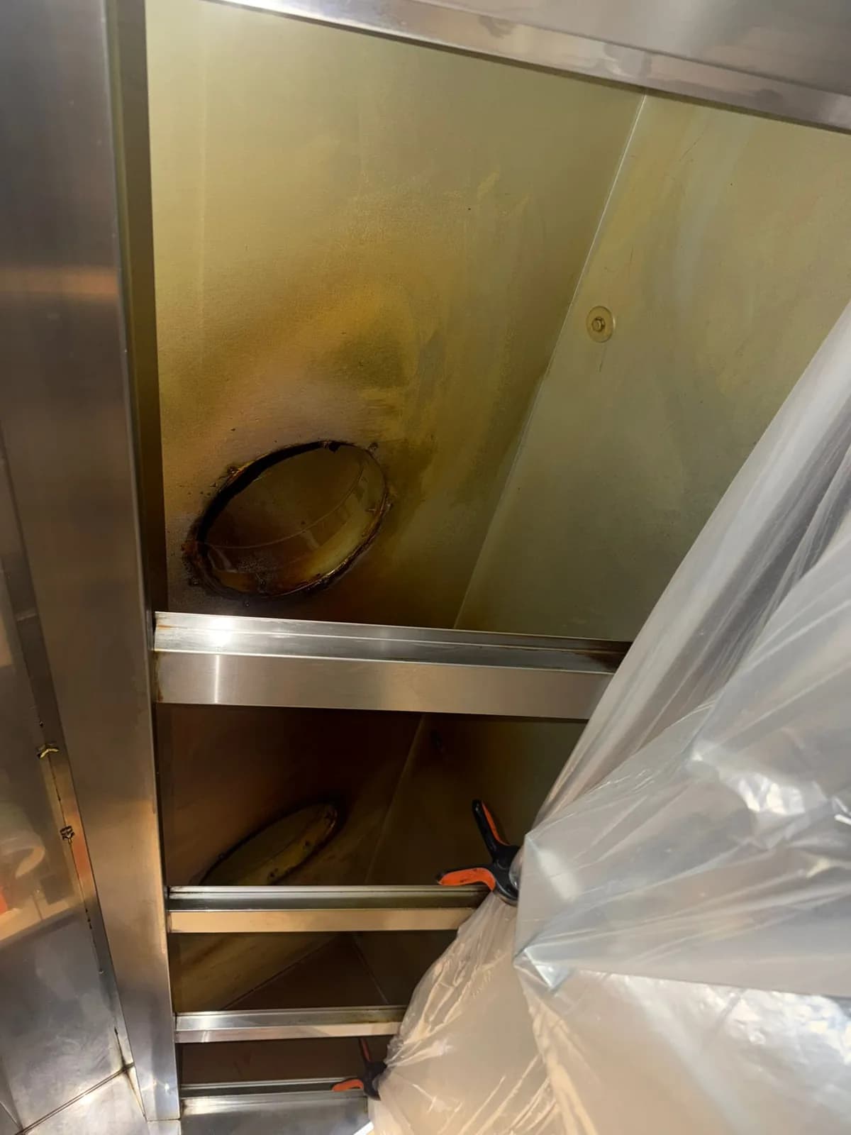 Extraction hood and grease duct with grease residue before cleaning by Luchtreiniger Pro.