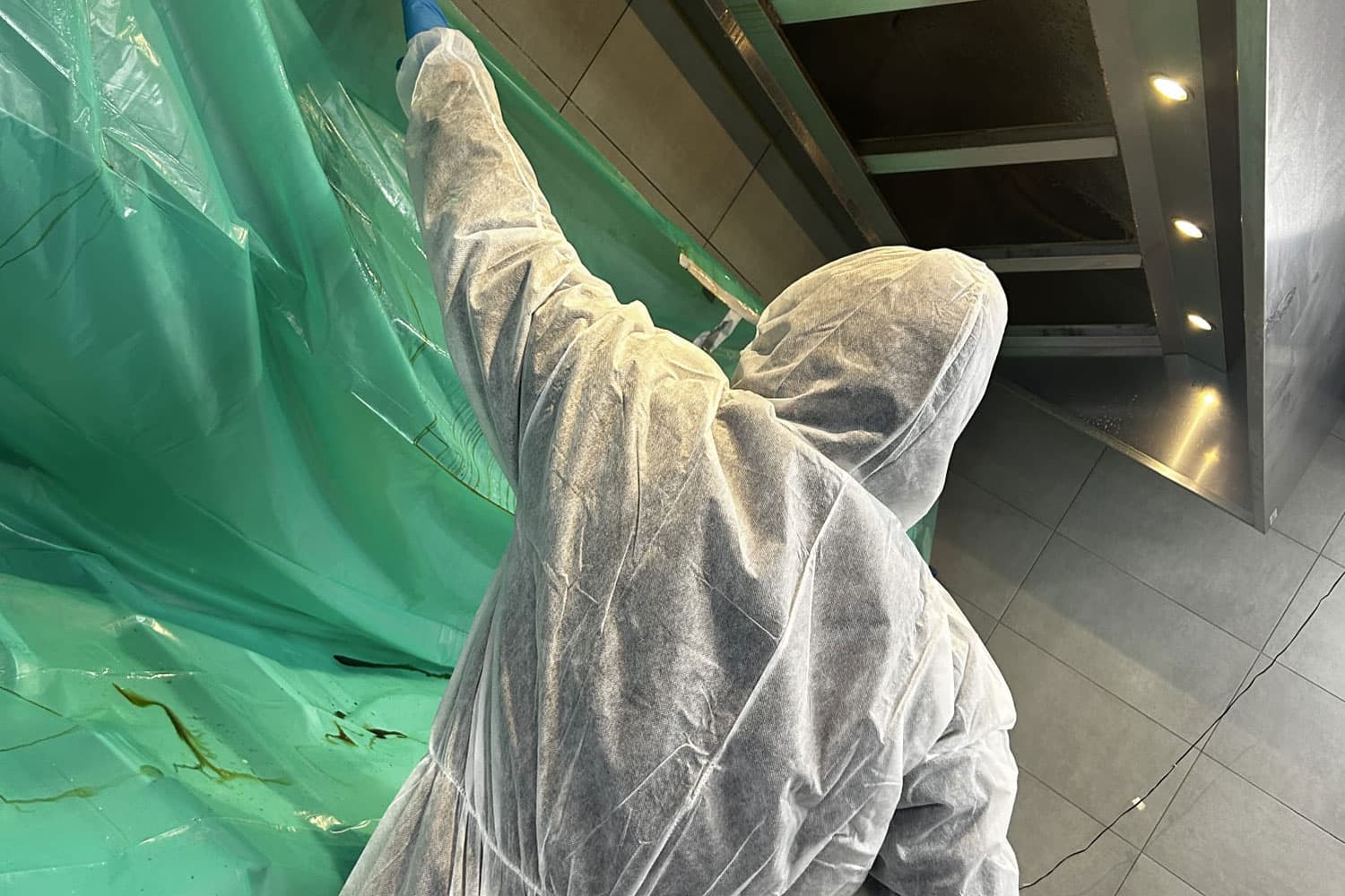 Cleaning of a grease duct in a professional installation.