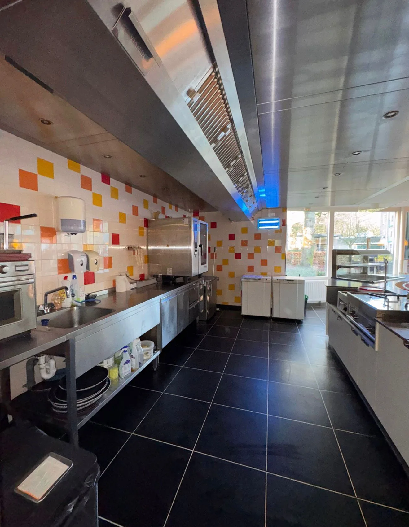 Overzicht van een professionele keuken.