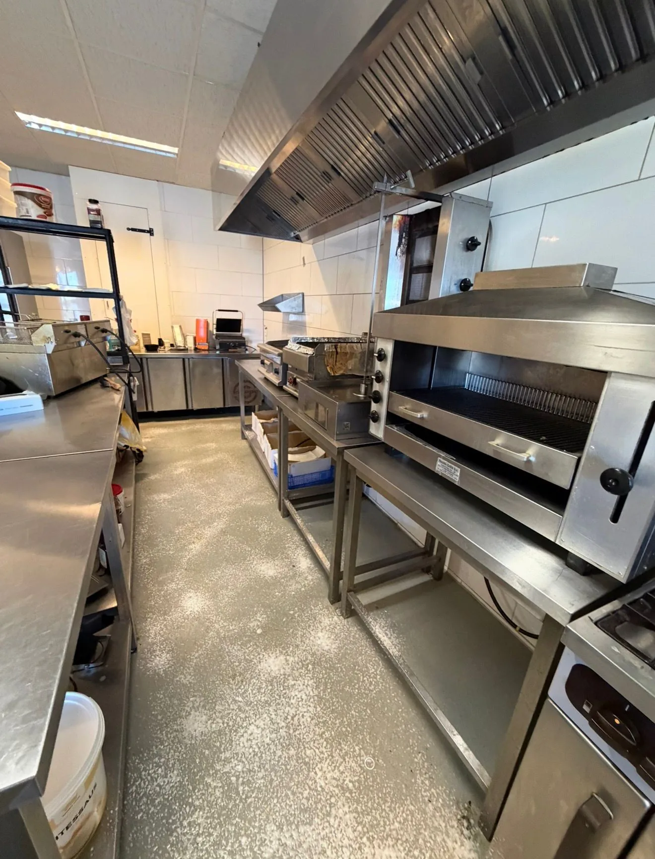 Zone onder een afzuigkap in een professionele keuken.